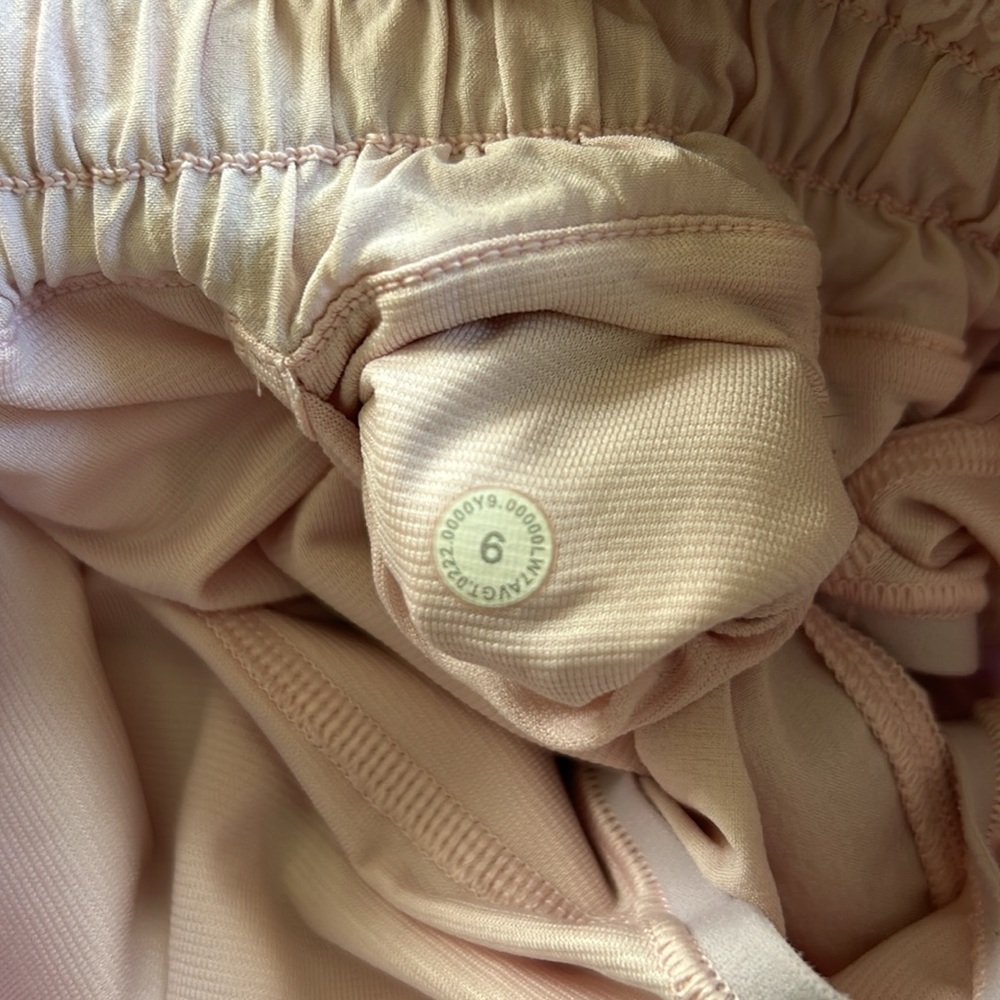 Lululemon Hotty‎ Hot Short II Sz 6 - Picture 4 of 7
